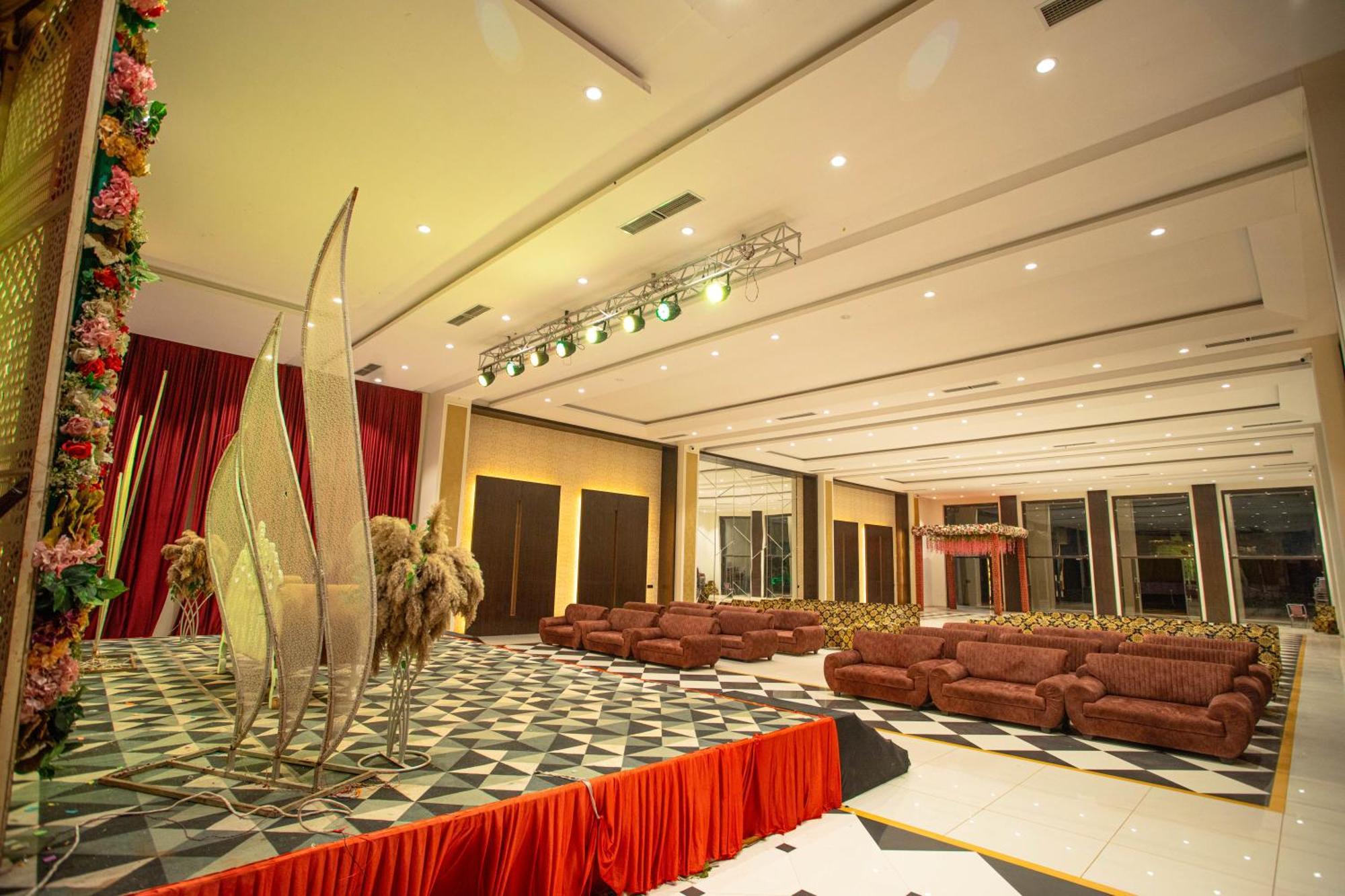 Hotel Miracle 2Km From Mahakal Temple Ujjain Exterior photo