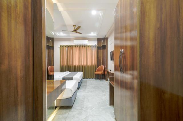 Hotel Miracle 2Km From Mahakal Temple Ujjain Exterior photo